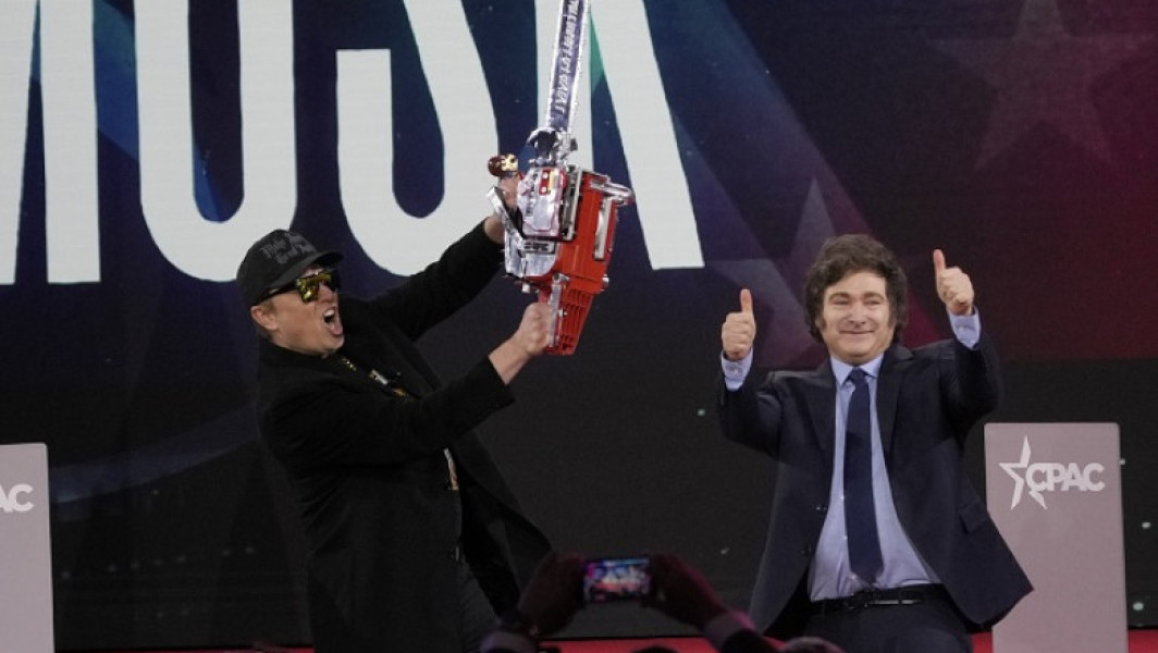 Elon Musk primește o drujbă de la președintele Argentinei la CPAC