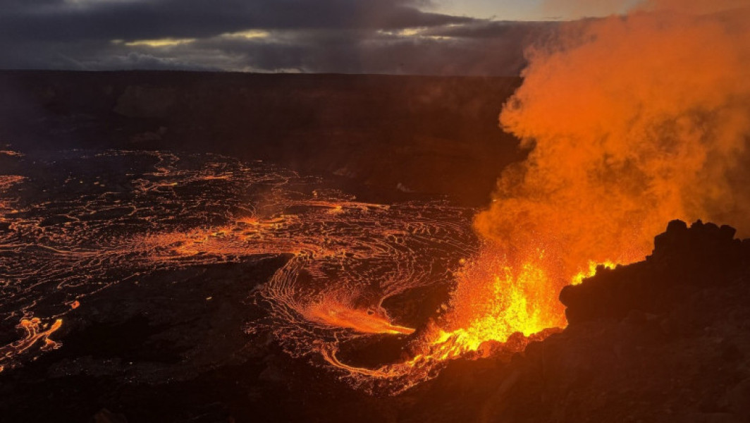 Eruptie spectaculoasa a vulcanului Kilauea din Hawaii atrage turisti