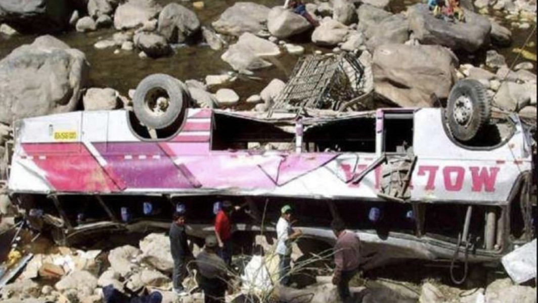 Accident pe autostradă în Bolivia: 15 morți într-o coliziune între camion și autobuz