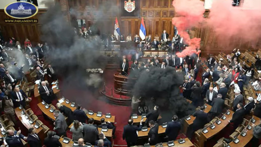 Haos în Parlamentul Serbiei: Opoziția protestează cu fumigene și vuvuzele