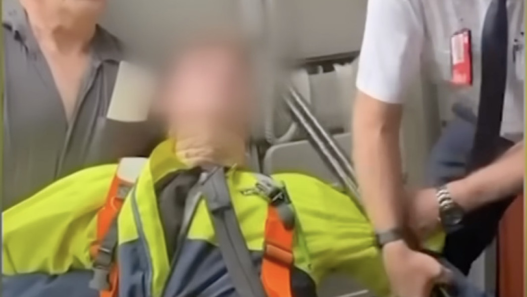 Tânăr arestat pentru că a urcat cu o armă într-un avion din Australia