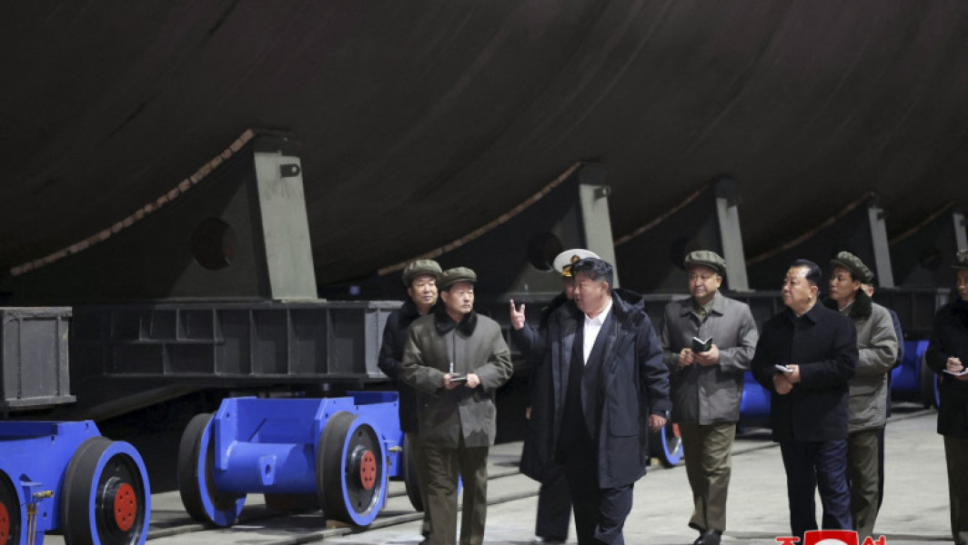 Kim Jong Un inspectează un șantier pentru un submarin nuclear