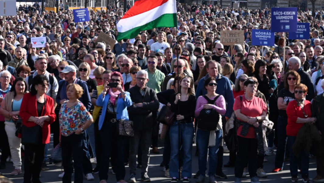 Mii de oameni protestează în Budapesta pentru îmbunătățirea sănătății publice