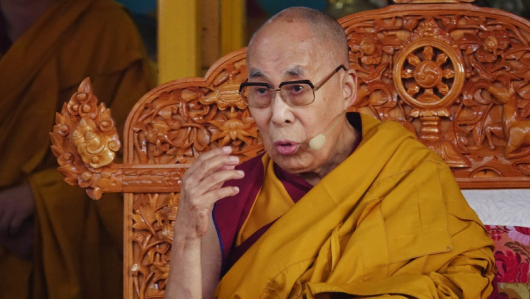 Succesorul lui Dalai Lama va fi nascut in afara Chinei, conform unei noi carti