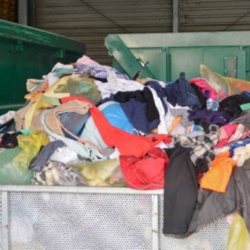 Colectare de deșeuri textile în Baia Mare pe 15 martie 2025