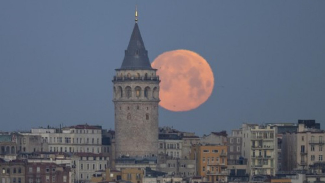 Eclipsa totală de lună din vineri a impresionat privitorii