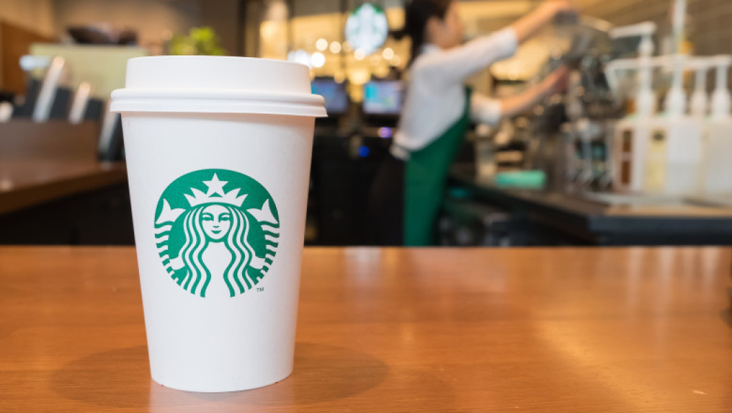 Starbucks obligată să plătească 50 de milioane de dolari pentru un incident cu o cafea fierbinte