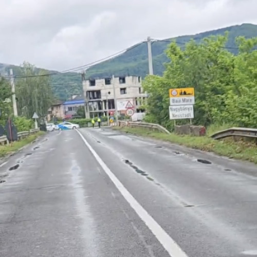 Podul de pe centura Baia Mare s-a surpat parțial