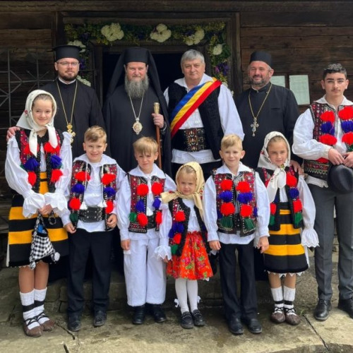 Slujba arhierească la biserica din Desesti