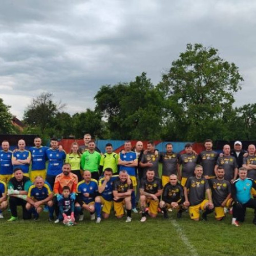 Echipa sportivă din Tăuții Măgheruș a fost casa unui meci amical de gală între două nume importante din fotbalul old-boys: Sport Team Baia Mare și F.C. Prietenia Baia Mare, potrivit site-ului emaramures.ro. Evenimentul a avut loc marți, 27 mai 2025, și s-a încheiat cu scorul de 5-4 în favoarea gazdelor, într-un joc plin de acțiune și faze spectaculoase.