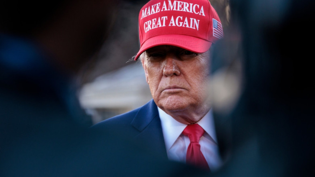 Liderii MAGA încearcă să exporte ideologia în întreaga lume, relatează digi24.ro. Potrivit unei analize ale publicației americane Axios, influența populismului de dreapta al fostului președinte Donald Trump se extinde dincolo de granițele Statelor Unite, implicând și alte țări, inclusiv România. Sursele notează că marile media ale mișcării MAGA intervin activ în campanii electorale din diverse state, într-o încercare de a răspândi valorile și mesajele populiste.