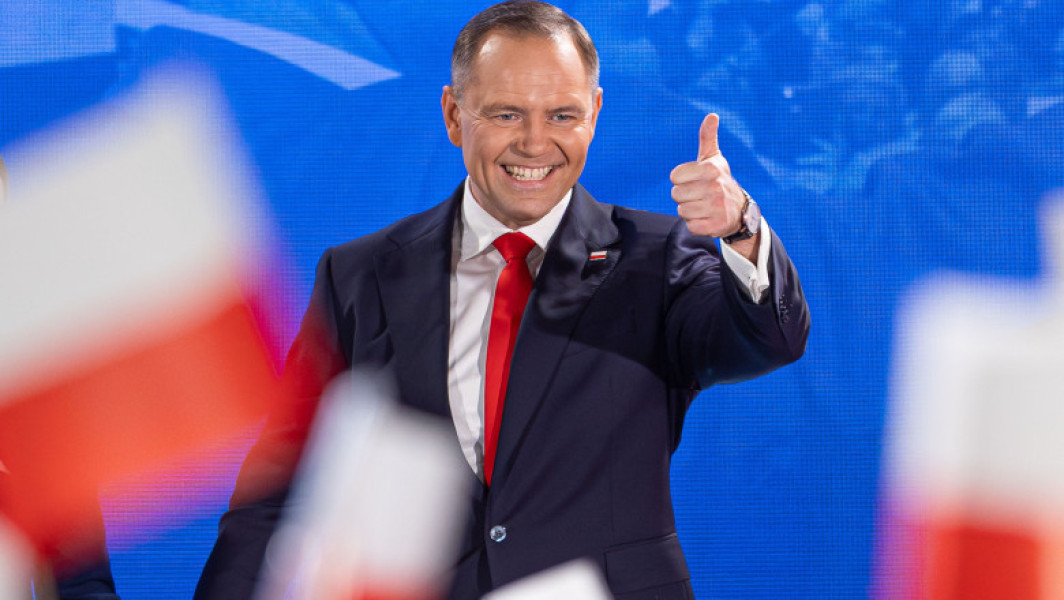 Karol Nawrocki, câștigătorul celui de-al doilea tur al alegerilor prezidențiale din Polonia, cu puțin sub 51% din voturi, este un istoric cu orientare naționalistă, specializat în lumea criminală, relatează AFP. Potrivit digi24.ro, Nawrocki are 42 de ani și a beneficiat de sprijinul principalului partid de opoziție, Lege și Justiție (PiS), precum și al administrației fostului președinte Donald Trump.