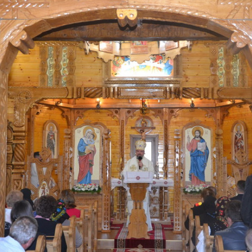 Parohia &quot;Fericitii episcopi martiri greco-catolici&quot; din Viseu de Sus și-a sărbătorit hramul duminică, 1 iunie 2025, în prezența mulțimii de credincioși. Preasfântia Sa Vasile Bizau, care a rostit un discurs în cadrul evenimentului, a afirmat: „Suntem aici, în această sărbătoare, pentru a-i cinsti pe Fericiții Episcopi martiri greco-catolici români și comunitatea de aici ne-a întâmpinat cu multă bucurie și generozitate”. Potrivit citeaza emaramures.ro, ierarhul a evidențiat legătura continuă a comunității cu acești martiri, prin relicvele sfinților aflați în posesia parohiei, obținute de părintele paroh Stefan, care le-a păstrat cu evlavie și le-a expus pentru credincioși.