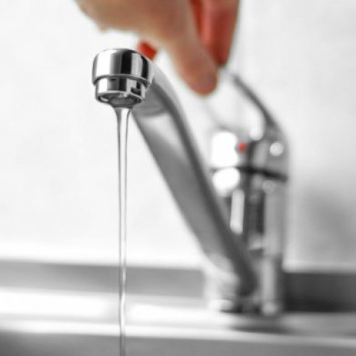 O întrerupere temporară a serviciului de apă potabilă a fost anunțată în Baia Mare, potrivit informațiilor citate de emaramures.ro. Reprezentanții companiei Vital notifică oamenii că miercuri, 4 iunie, în intervalul orar 8:00-14:00, nu va fi disponibilă apa în zona străzii Victoriei, între numerele 730 și 147, unde se realizează lucrări de înlocuire a unei vane.