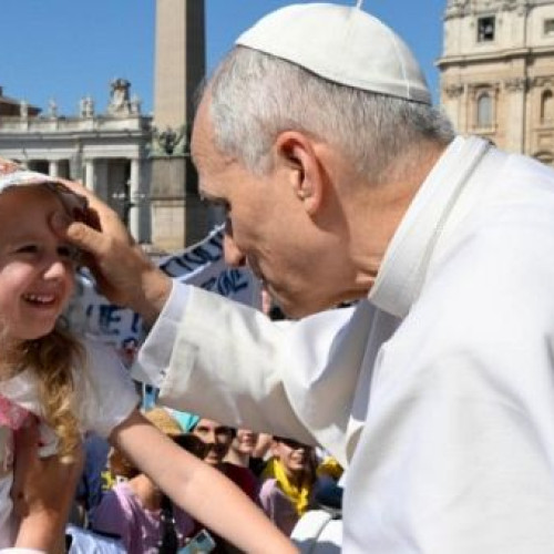 Papa Leon al XIV-lea a oficiat o liturghie plină de emoție la Piața San Pietro, în cadrul Jubileului Familiilor, notează emaramures.ro. La eveniment au fost prezente numeroase familii, iar Papa a reflectat asupra importanței familiei ca sursă de unitate și credință.