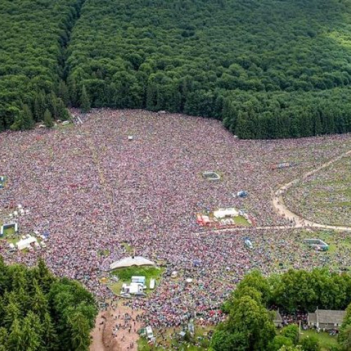 Pelerinajul de Rusalii la Sumuleu Ciuc, așteptat ca în anii anteriori, va avea loc în perioada 6-9 iunie și va include programe spirituale, sfinte liturghii și privegheri, potrivit emaramures.ro. Evenimentul poartă ideea de a fi „Pelerini ai speranței!” și invită credincioșii să participe cu suflet deschis și inimă curată, într-un spirit de fraternitate franciscană.