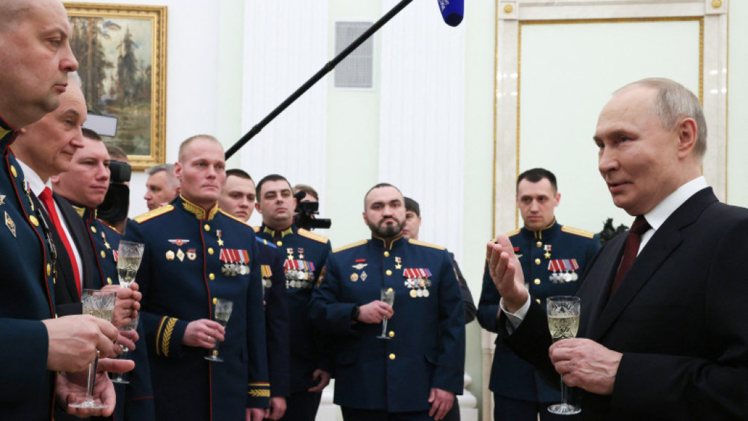 Vladimir Putin acordă titlul de Erou al Rusiei unui„măcelar” care și-a condus trupele într-un masacru. Controversatul general Ahmedov