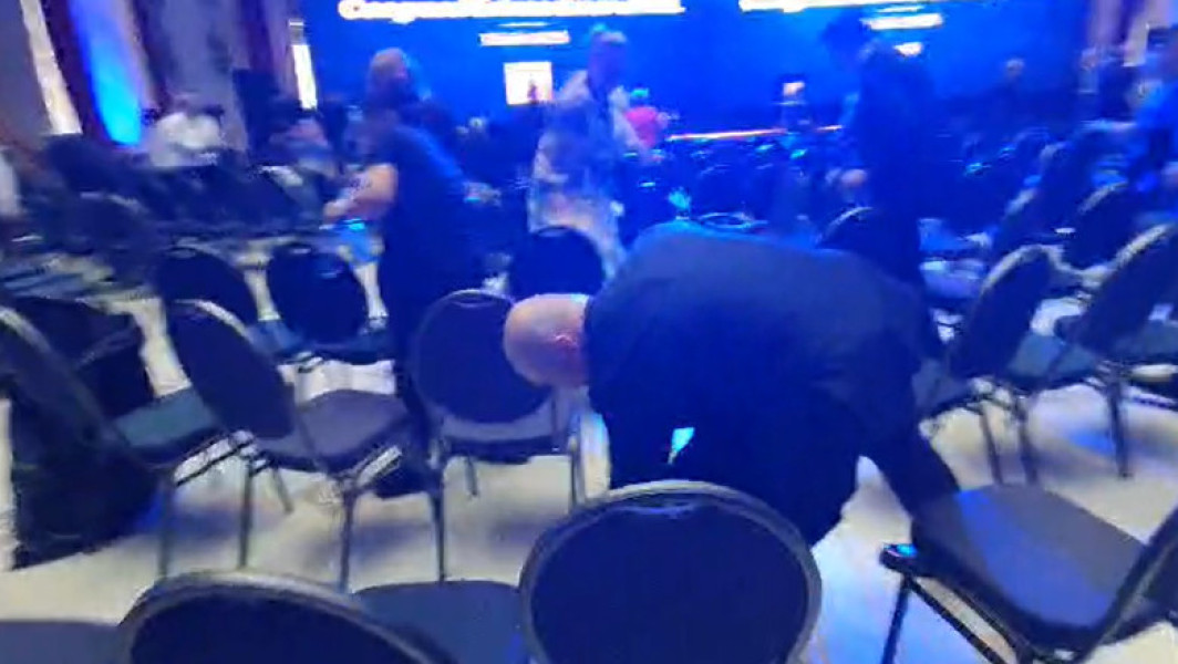 Video Ilie Bolojan s-a implicat în curățarea sălii unde a avut loc Congresul PNL