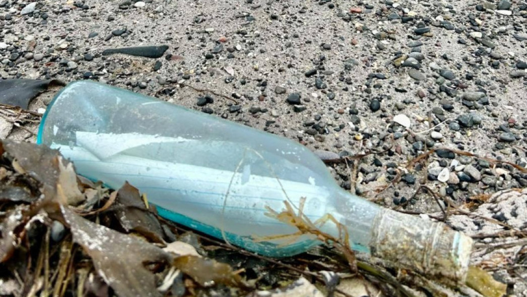 Foto Doi îndrăgostiți din Canada au lansat un mesaj în sticlă, în Atlantic, acum 13 ani. Unde a ajuns biletul și care e povestea celor doi