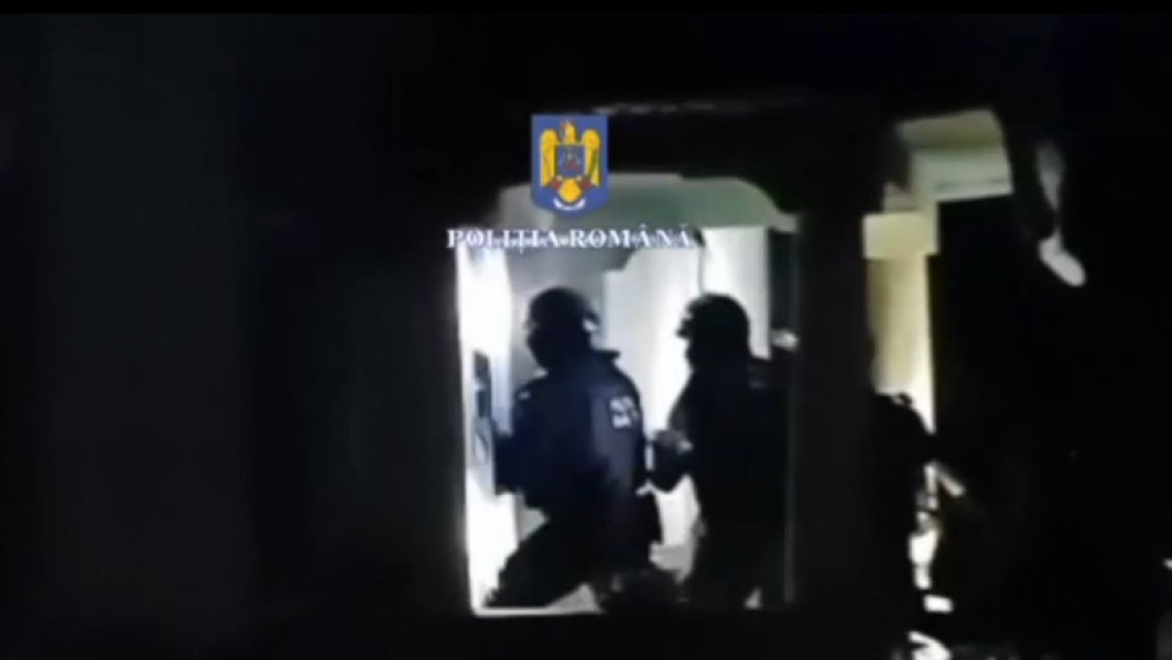 Video Un nou caz de violență domestică, în Dolj. Mascații au intrat în casa agresorului, după ce o femeie a fost amenințată cu un pistol
