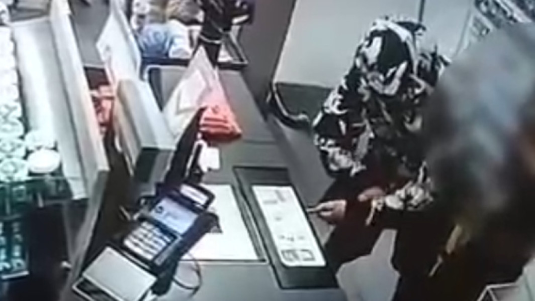 Tânăr arestat în Capitală după ce a furat alimente dintr-un magazin, iar apoi a revenit ca să sustragă bani din casa de marcat