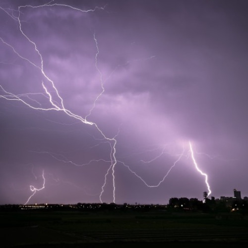 Averse torențiale, descărcări electrice, vijelii și grindină în Maramureș în următoarele ore