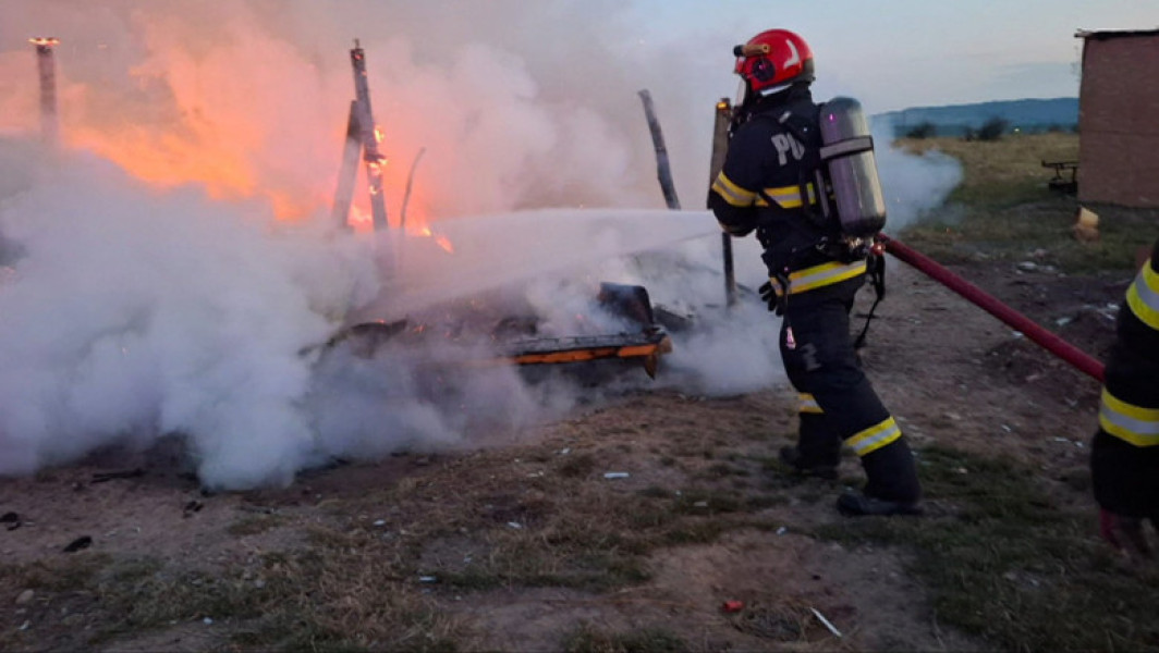 Video&Foto Incendiu devastator în Bihor. Un bebeluș de 8 luni a murit ars de viu, părinții s-au autoevacuat. De la ce a izbucnit focul