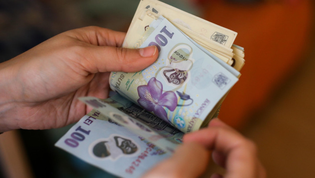 Exclusiv Cele două variante prin care Guvernul Bolojan va încerca să taie salariile uriașe ale șefilor din instituțiile de stat