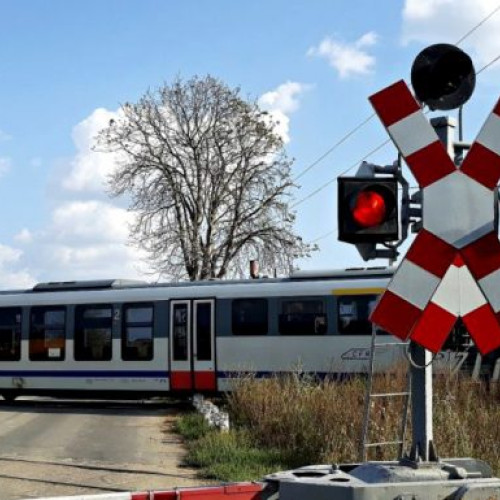 Autoturism condus de o tânără de 20 de ani, acroșat de trenul Regio la Sighetu Marmației