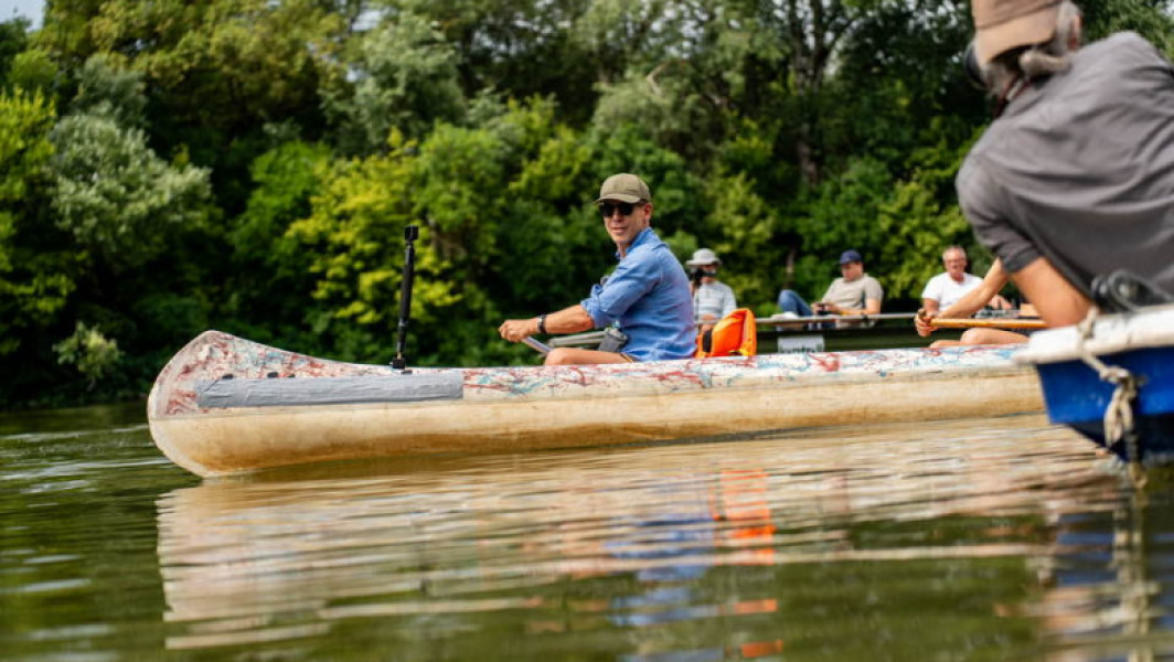 Peter Magyar și-a lansat campania împotriva lui Viktor Orban vâslind în canoe. Turneu prin fieful electoral al premierului ungar