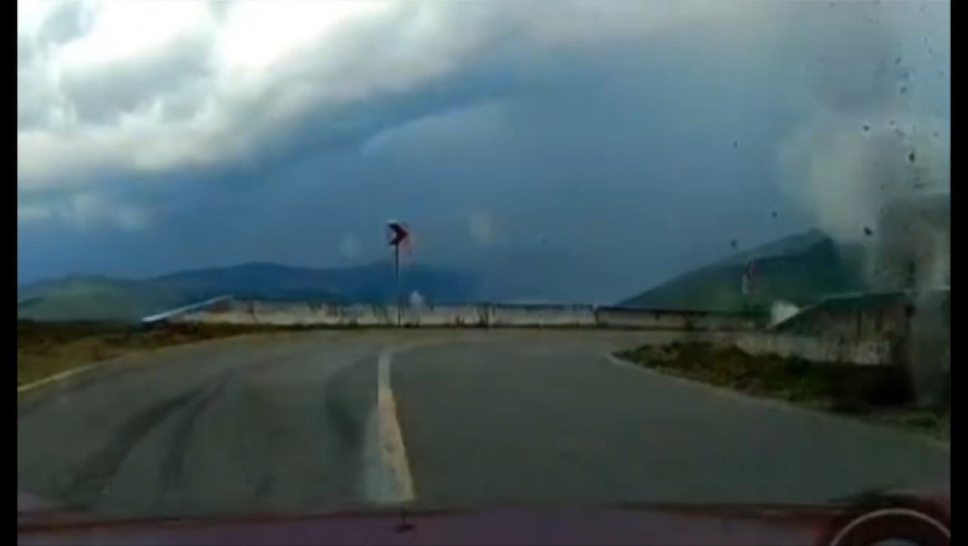 Video Momentul în care un trăsnet lovește fix lângă o mașină, pe Transalpina. Vremea extremă a făcut ravagii în mai multe zone din țară