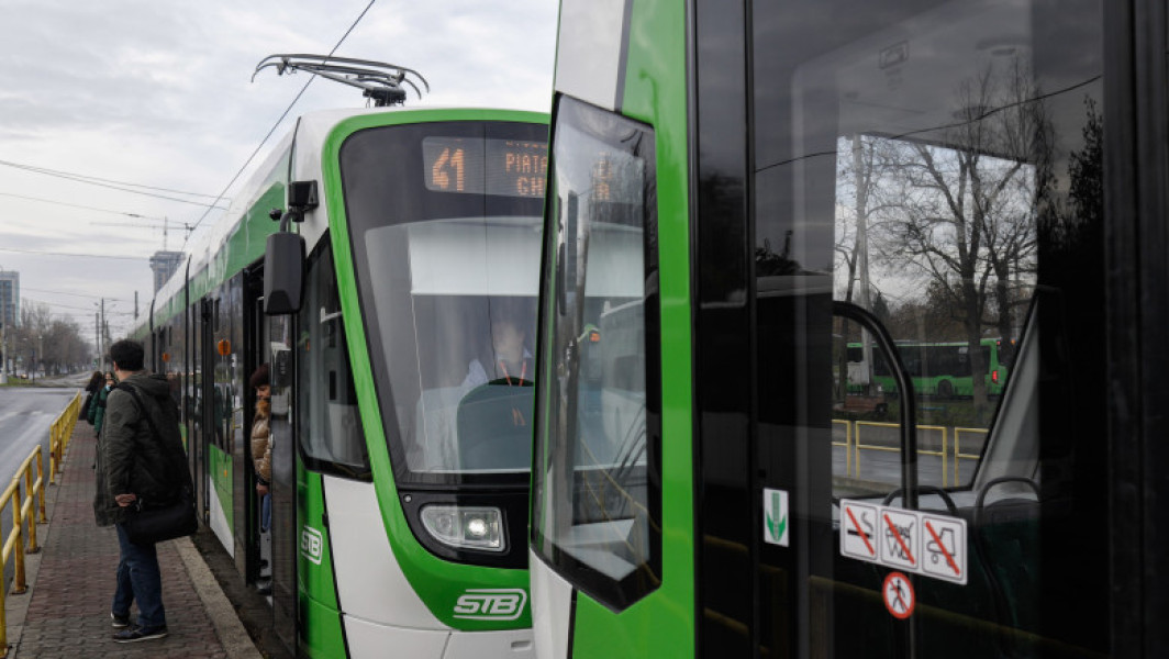 Circulația tramvaielor 41 și 25 a fost blocată, după furtuna din București