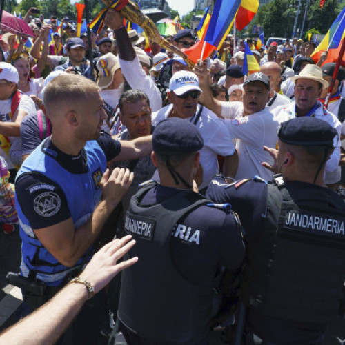Foto Îmbrânceli cu jandarmii la protestul susținătorilor lui Călin Georgescu. Un bărbat a fost prins cu un cuţit