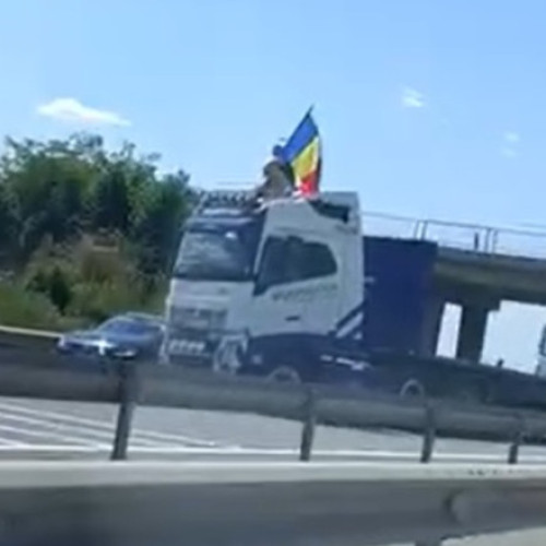 Video Protest pe A1: Un șofer de tir a blocat autostrada și a fluturat steagul României de pe cabină