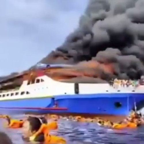 Video Clipe de groază în Indonezia: Un feribot cu 280 de oameni la bord a luat foc. Cel puțin trei persoane au murit
