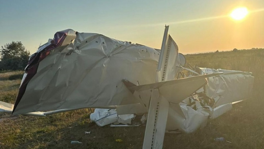 News Alert Un avion de mici dimensiuni s-a prăbușit în zona Gura Portiței din Delta Dunării. Două persoane au murit