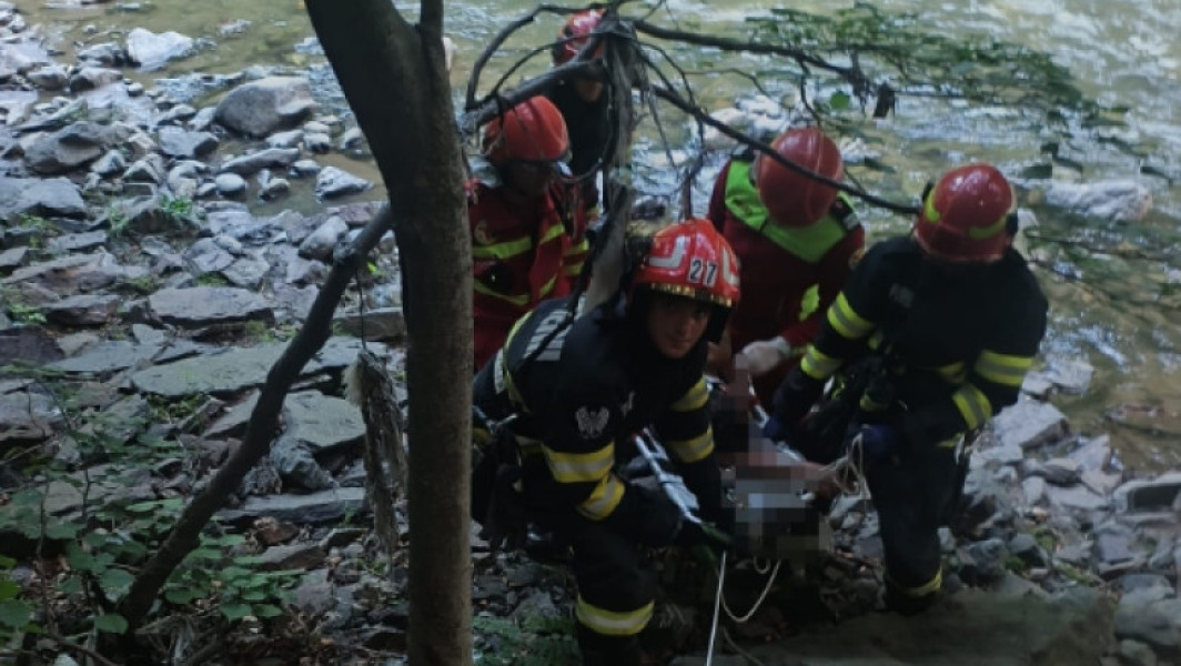 Video&Foto Un bărbat şi o femeie, răniți după ce au căzut aproape 40 de metri într-o prăpastie din Defileul Jiului. Au fost salvați de pompieri