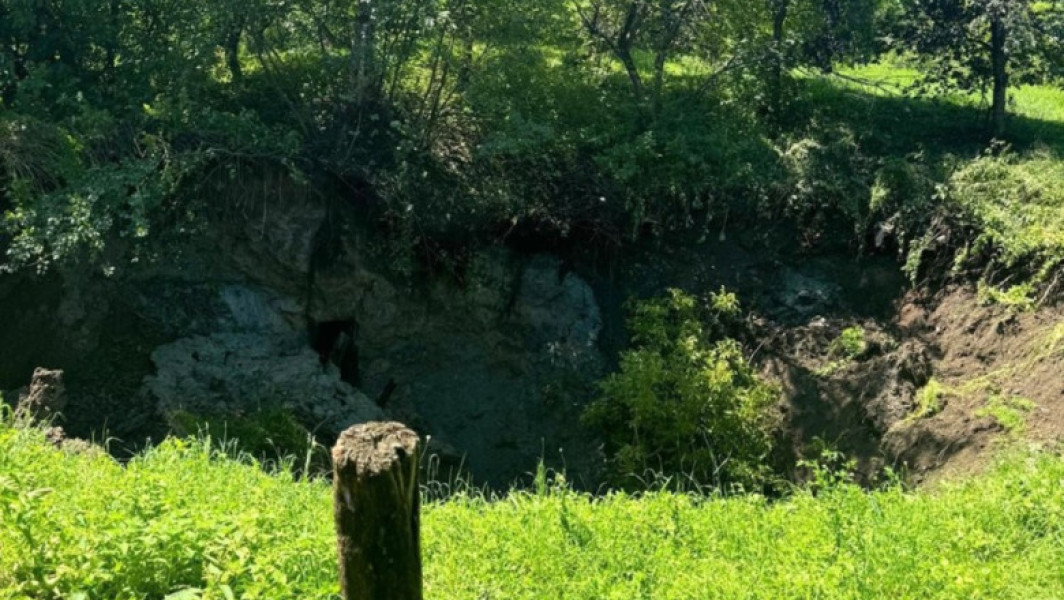 Crater de 30 metri în Maramureș din cauza alunecării de teren, în zona unei foste mine de sare. Mai multe persoane evacuate din zonă