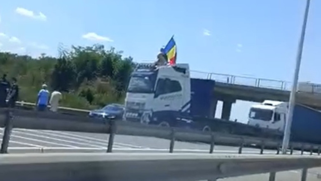 Video Șoferul care a blocat traficul pe A1 și s-a urcat pe cabina TIR-ului, sub control judiciar. 13 pietoni, amendați cu peste 40.000 de lei