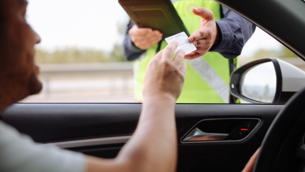 Ce amendă riscă șoferii români care parchează mașina pe trotuar. Care este sancțiunea minimă