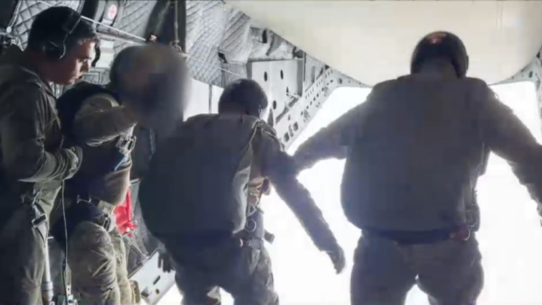Video Imagini rare cu saltul militarilor Forțelor Speciale de la 4.000 de metri, în timpul unui exercițiu al Armatei române