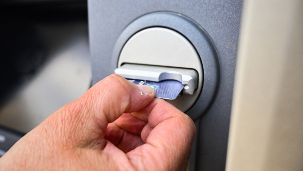 Guvernul Greciei elimină toate comisioanele pentru retrageri de numerar de la bancomate. „Când regulile nu sunt respectate, intervenim”