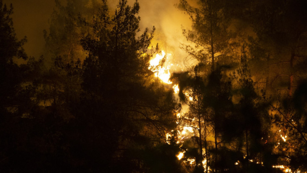 10 pompieri morți și 14 răniți în incendiile de vegetaţie din centrul Turciei