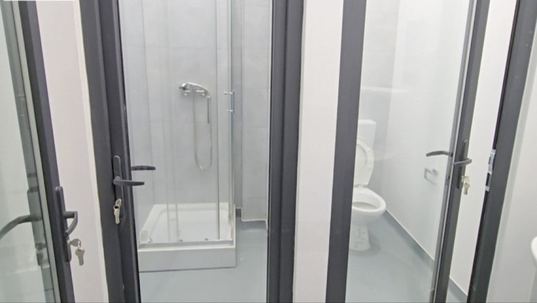 Video Uși transparente din sticlă la toaletele unei piețe din Pașcani. Lucrările au fost recepționate fără obiecții