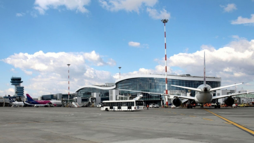 Video Aeroportul Otopeni. Un autobuz care urma să transporte călătorii la avion și-a părăsit traseul și a ajuns pe DN1