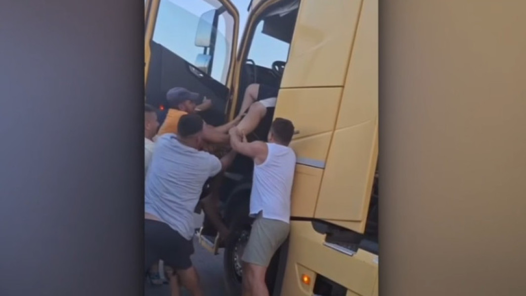 Video Un șofer de TIR a fost extras cu forța din cabină de partenerii de trafic, după ce a condus haotic și a blocat drumul