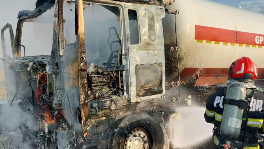 Foto Incendiu la o autocisternă încărcată cu GPL pe Autostrada A7. Traficul a fost blocat