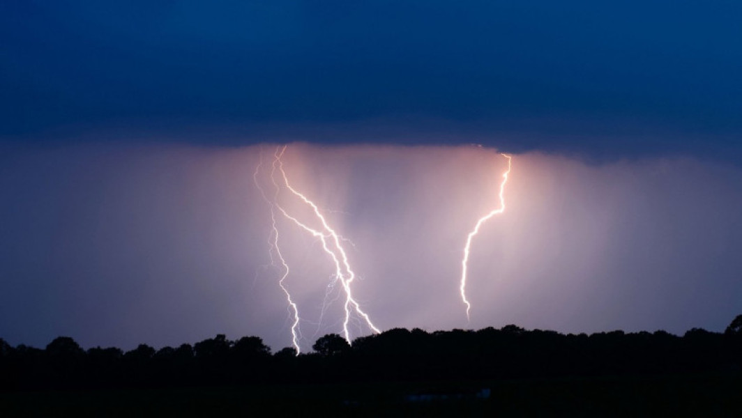 Furtuni puternice în Bihor și Maramureș. Zeci de mii de gospodării fără energie electrică. Acoperișul unui bloc din Ulmeni, smuls