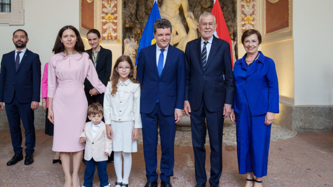 Galerie Foto Nicușor Dan, cu familia în timpul vizitei oficiale în Austria. Șeful statului și partenera sa au participat la un spectacol de operă