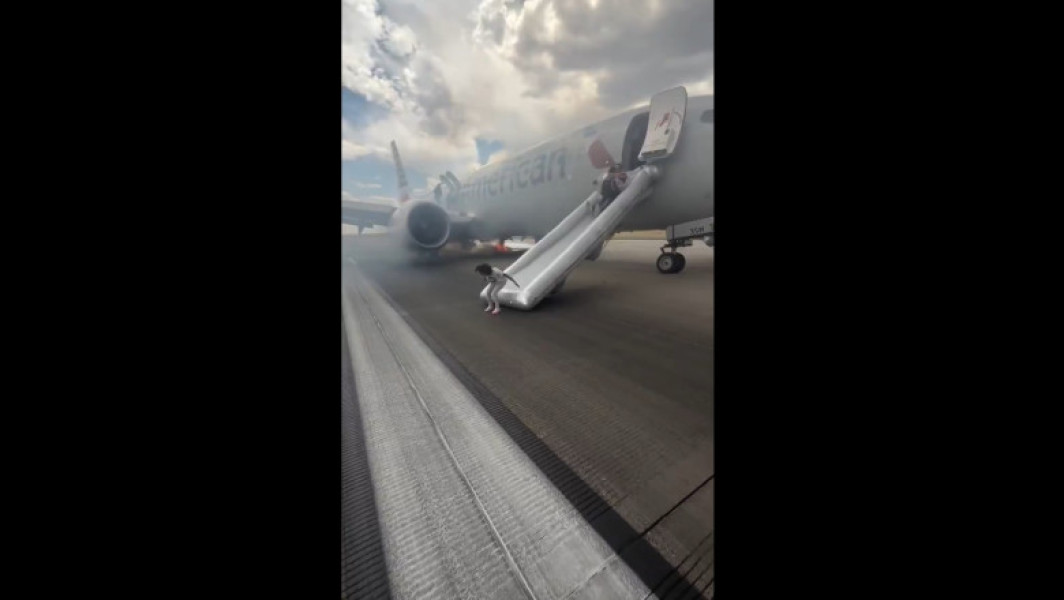 Video Nou incident aviatic. Pasagerii unui avion au fost evacuați pe tobogan după ce aeronava a luat foc